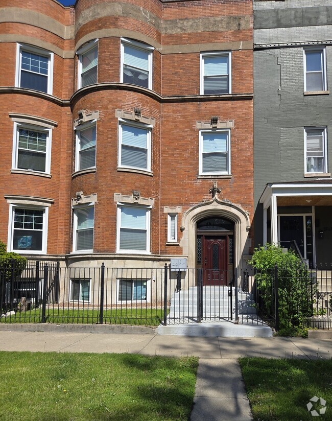 Building Photo - 4749 S Prairie Ave