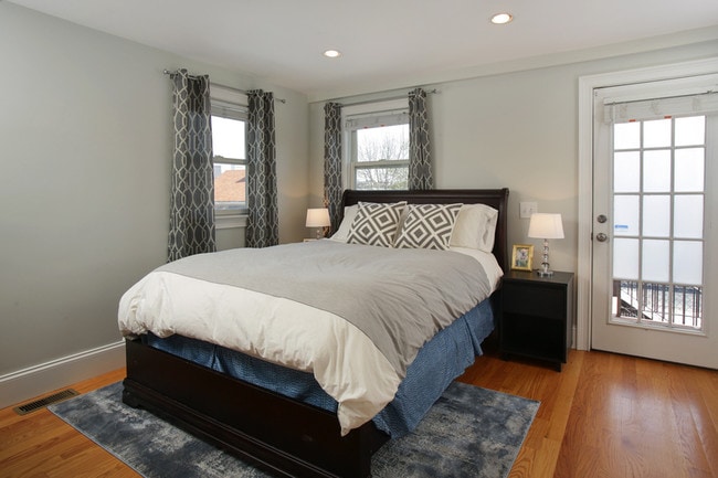 Building Photo - 210 W 7th St