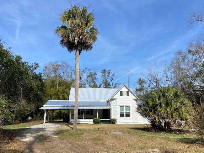 Building Photo - Charming 3 Bedroom, 3 bath farmhouse in Lee