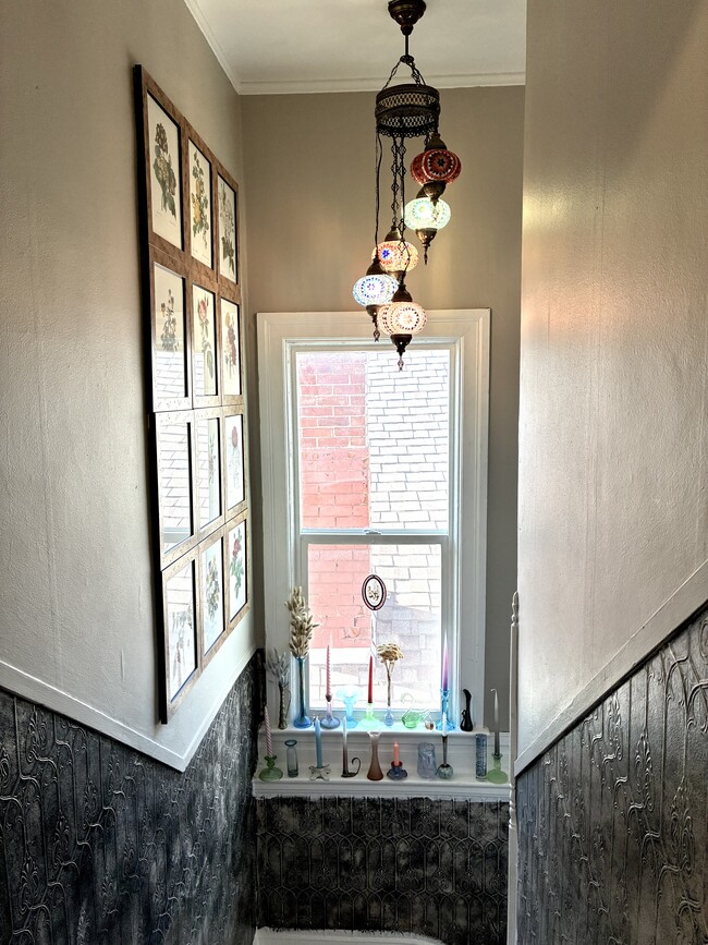 entry - 413 N Center St