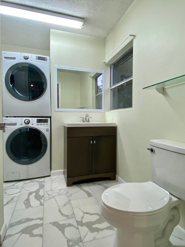 Baño - 1422 S Park Ave