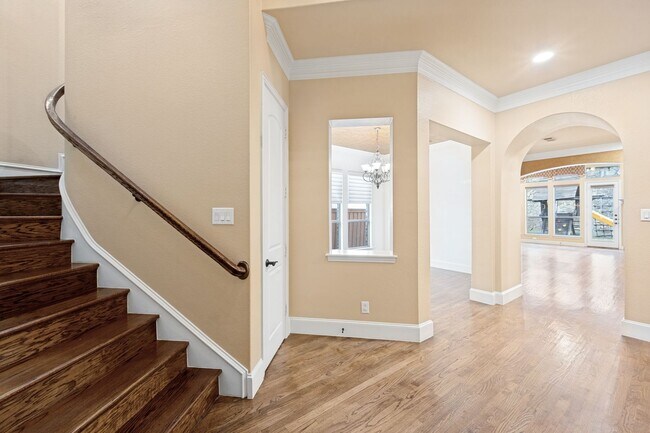 Building Photo - 4046 E Hill Dr