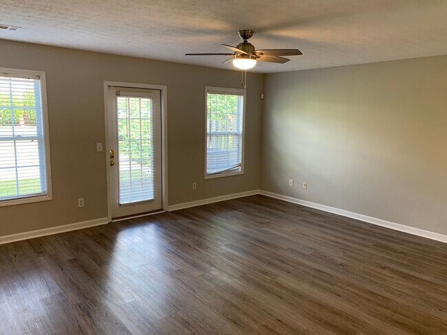 Foto del edificio - Donahue Crossing Townhome
