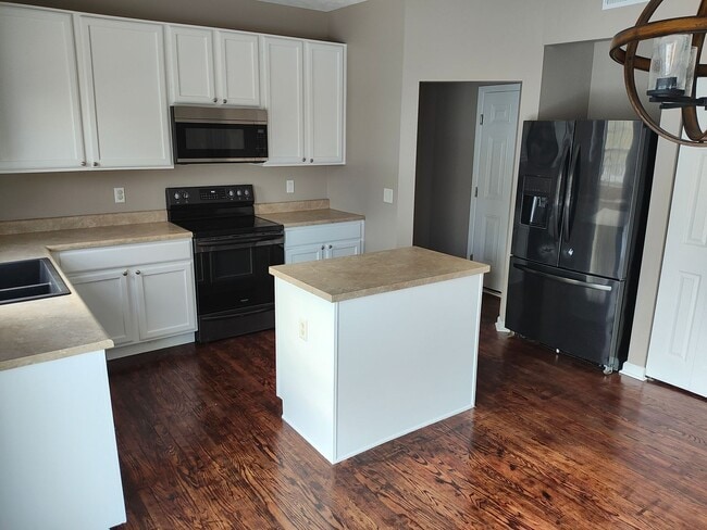 Building Photo - Beautifully maintained 4-bedroom, 2.5-bath...