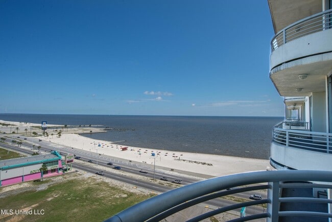Foto del edificio - 2060 Beach Blvd