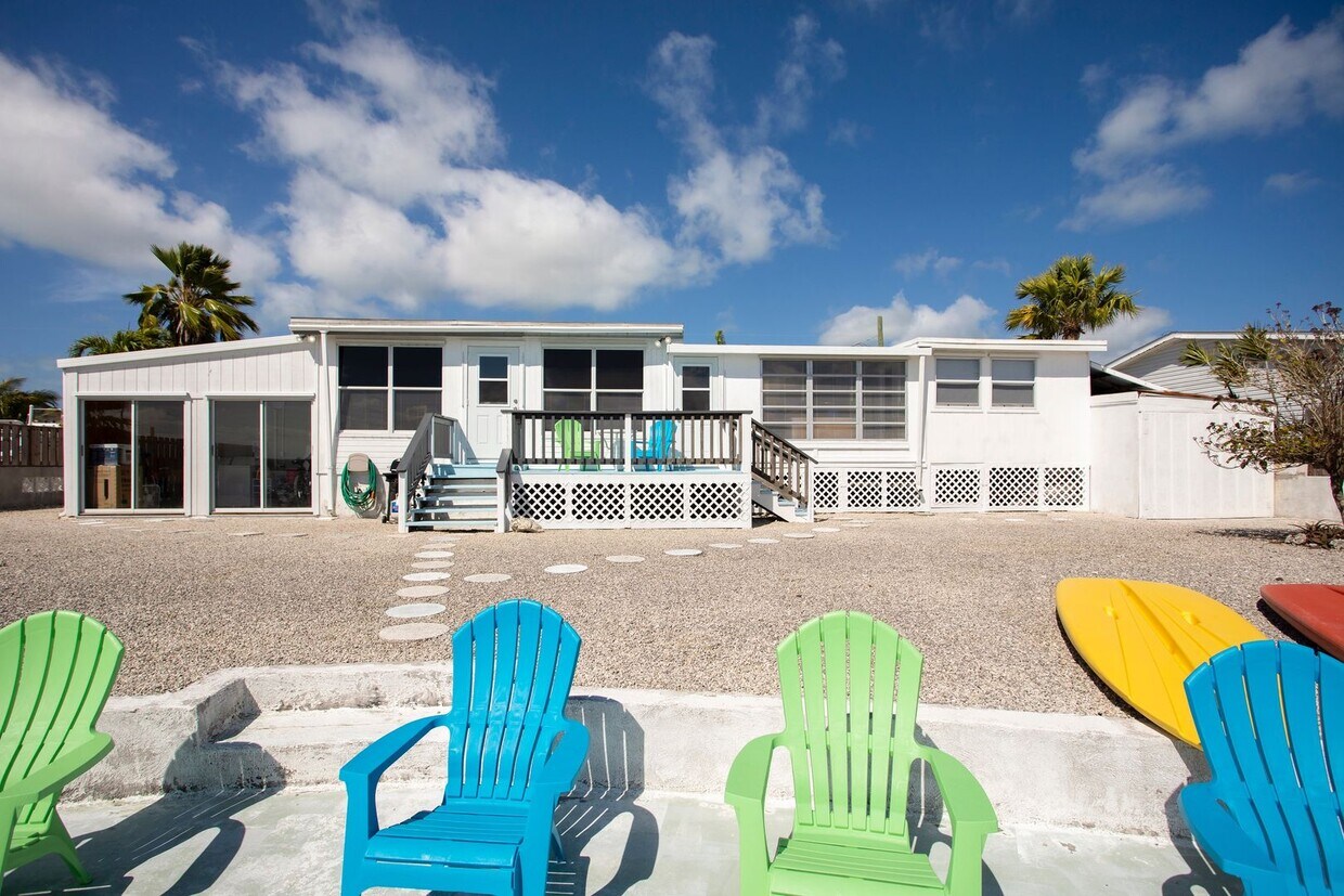 Primary Photo - 3 Bedroom 2 Bathroom on the water