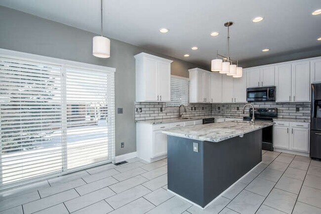 Foto del edificio - 1321 S Lansing Ct