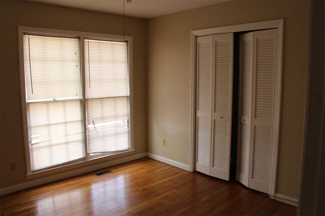 Building Photo - 438 Kingswood Dr
