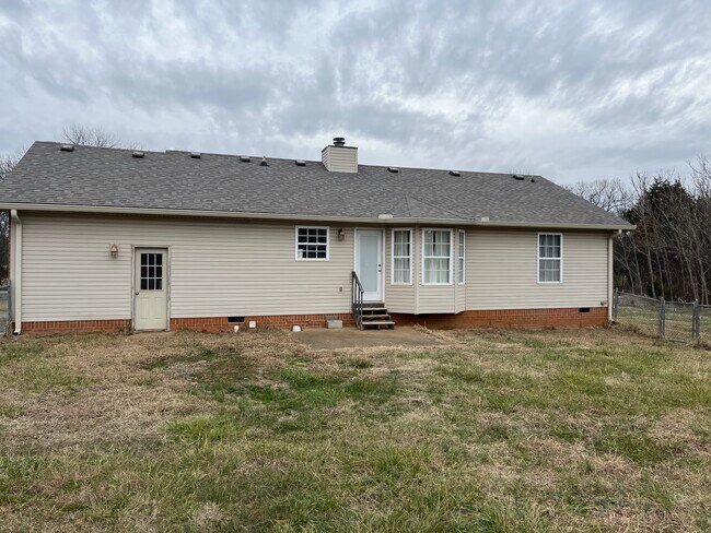 Back yard with small patio - 542 Rogers Ln