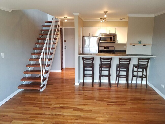 Main Floor - 832 W Oakdale Ave