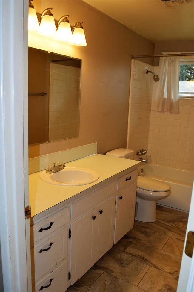 Foto del edificio - 644 NW East Thornton Lake Dr
