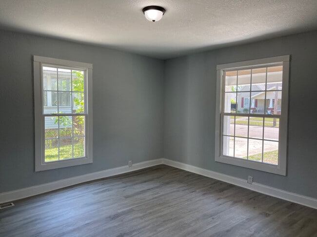 Foto del edificio - 215 E Burwell Ave