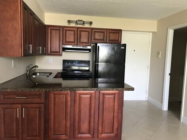 Kitchen Counter (Counter Height for Eat-In / Counter Stools) - 3000 N Ocean Blvd