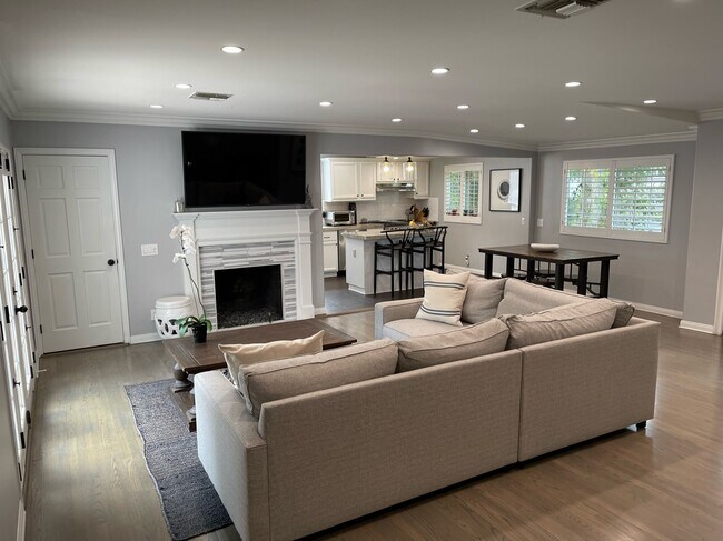 Living Room - 4320 Saugus Ave