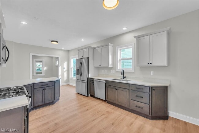 Building Photo - 1330 W 67th St