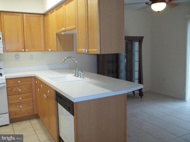 Building Photo - 208 Strawberry Ct