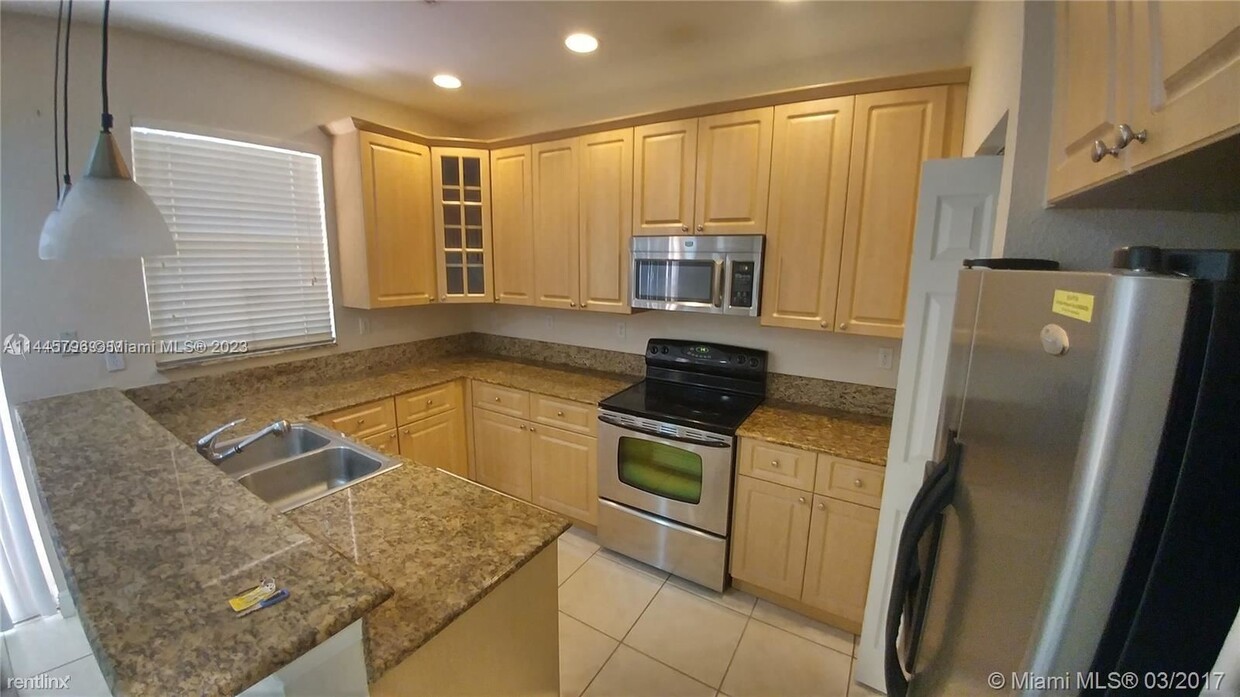 Foto principal - 3 br, 2.5 bath House - 6512 Hidden Cove Dr...