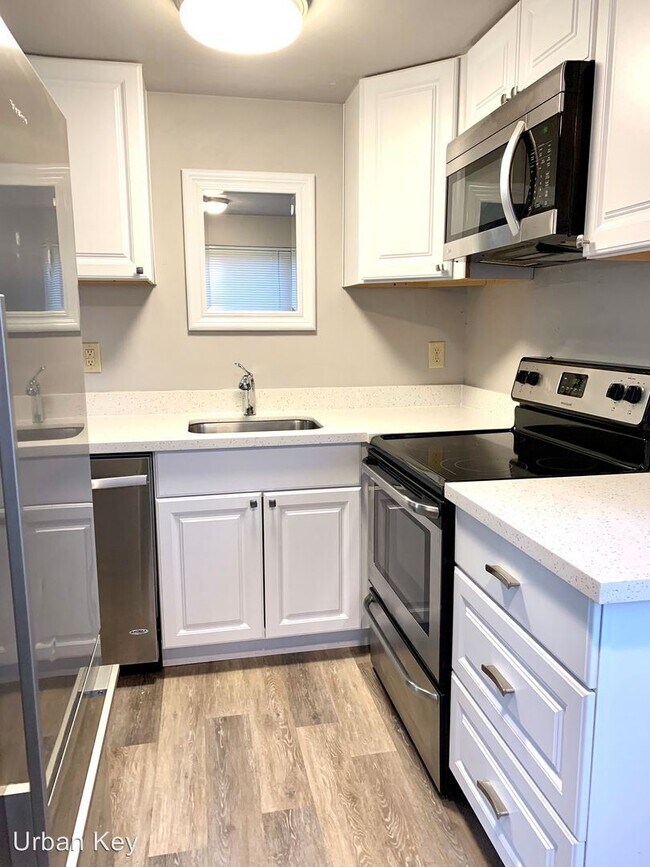 Building Photo - 5754 SW Admiral Way