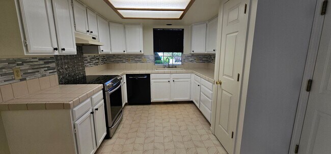 Building Photo - 2bd/2ba/1car garage downstairs condo
