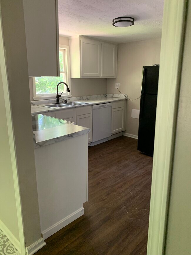 kitchen w/ dishwasher - 1401 Taylor Ave
