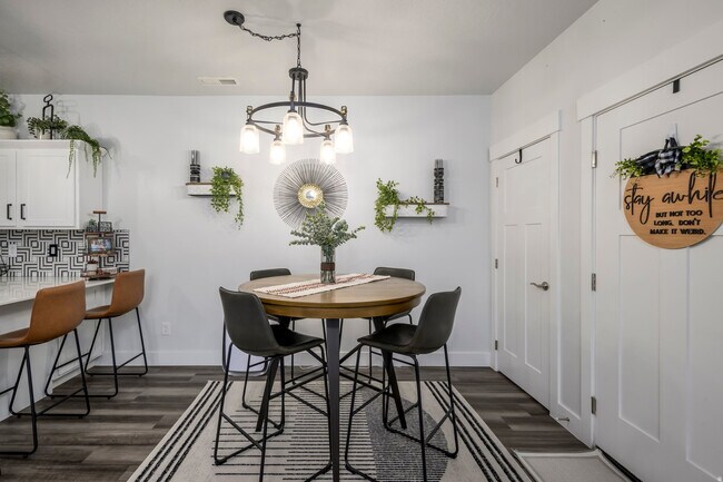 Foto del edificio - 1838 W Eaglewood Dr