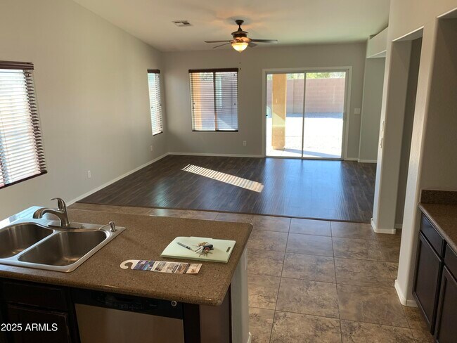 Foto del edificio - 1397 E Mayfield Dr
