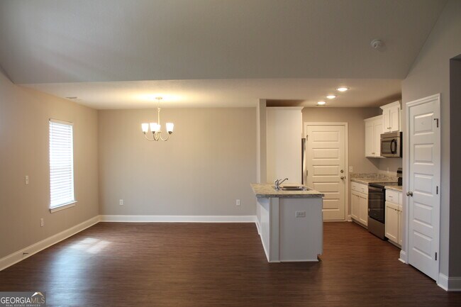 Foto del edificio - 7040 White Pine Ave