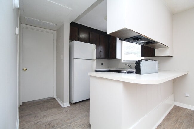 Building Photo - Freshly Updated -Ground-Floor Apartment Ne...