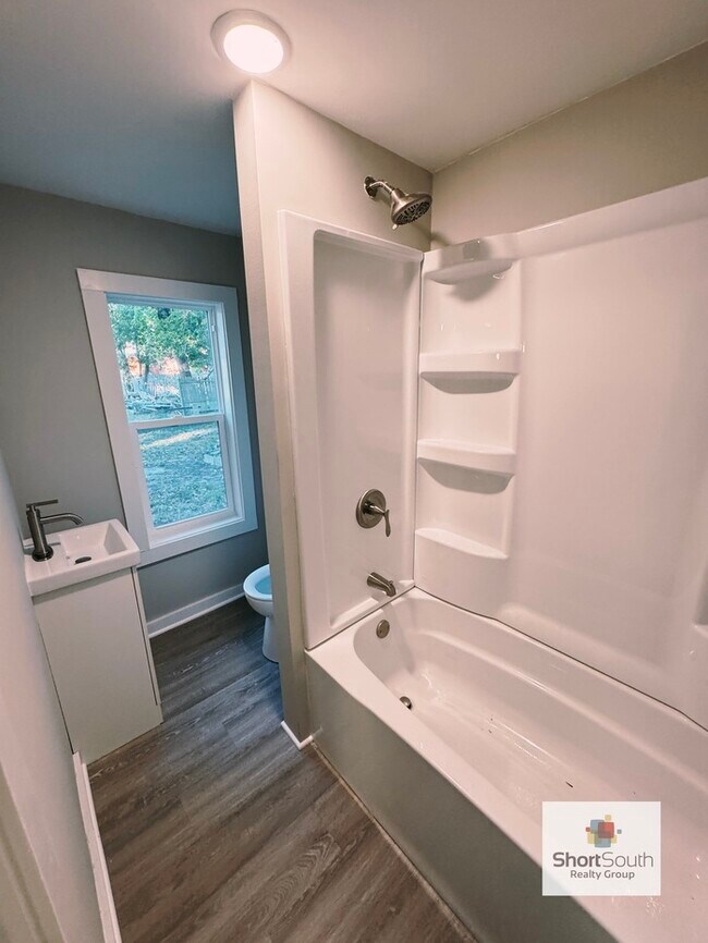 Building Photo - Single Family Home 2 bed 1 bath