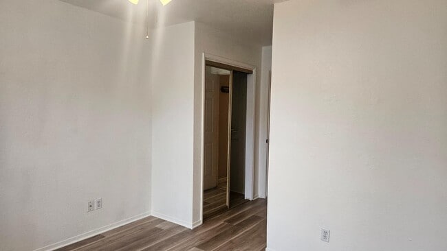 Foto del edificio - 3299 W Stuart Ave