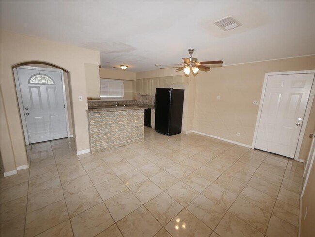 Foto del edificio - 3813 Bennett Dr