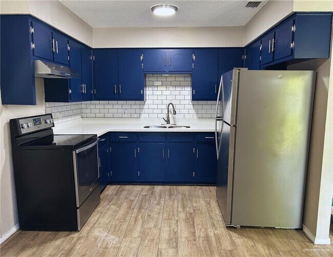 Foto del edificio - 3300 Tyler Ave