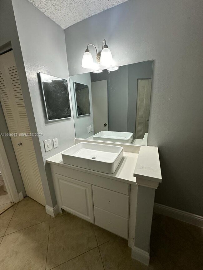 Building Photo - 9999 Summerbreeze Dr