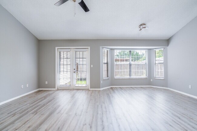 Foto del edificio - Beautiful 3 bedroom Waterford Lakes Home