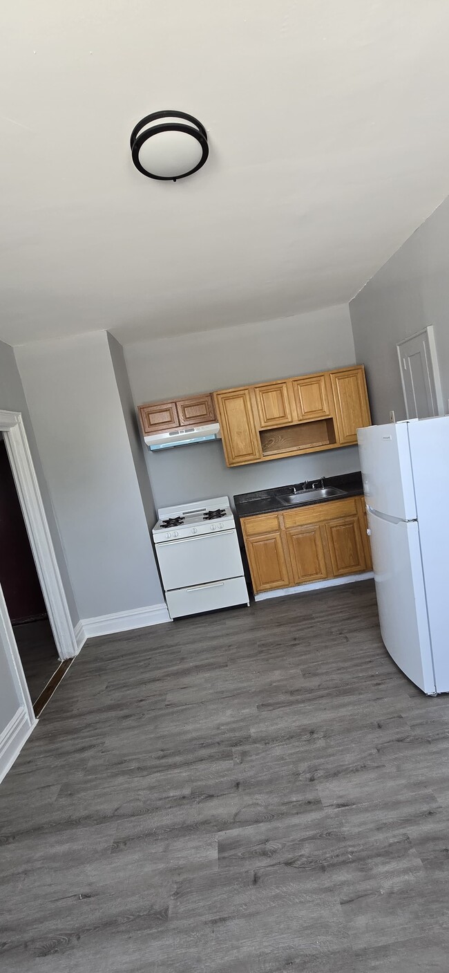 749 Chancellor Ave 304 - 20 Cornell St