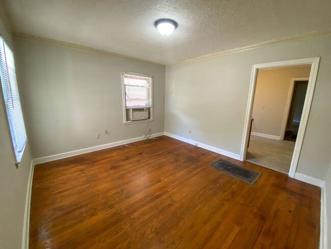 Building Photo - 1 bed, 1 bath (new appliances) in Berclair
