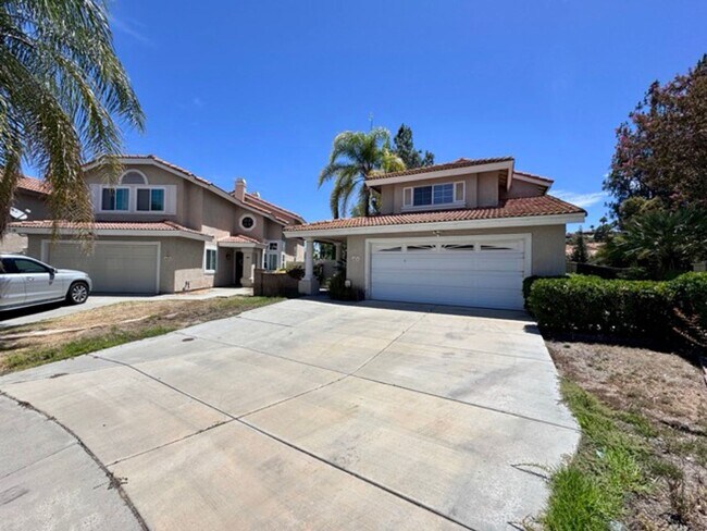 Foto del edificio - Spacious 4 Bedroom Home with Expansive Bac...