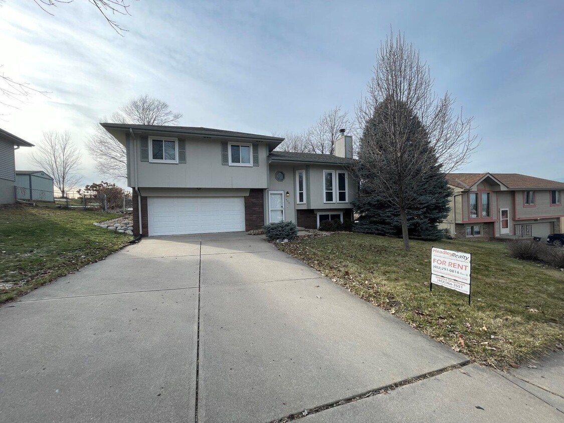 Primary Photo - Home For Rent Papillion