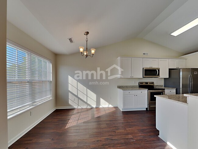 Building Photo - 704 E Camelton Dr