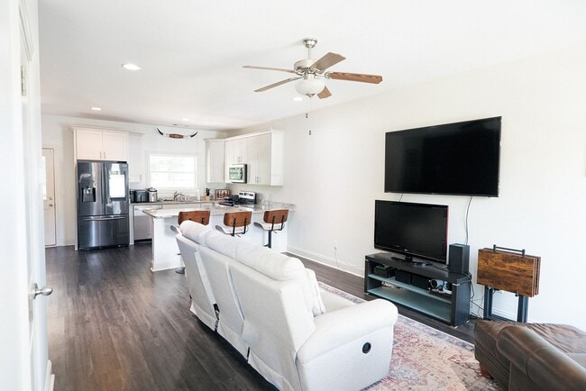 Building Photo - 3855 Academy Dr