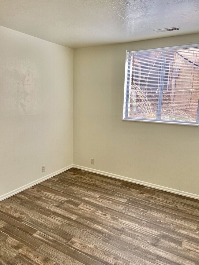 Building Photo - 1595 S Foothill Dr