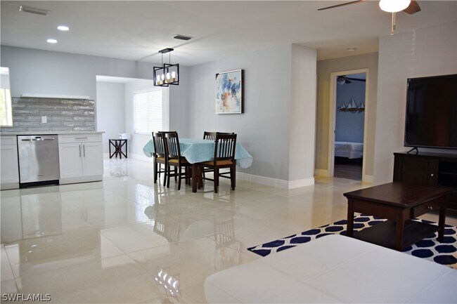 Foto del edificio - 929 N Town and River Dr