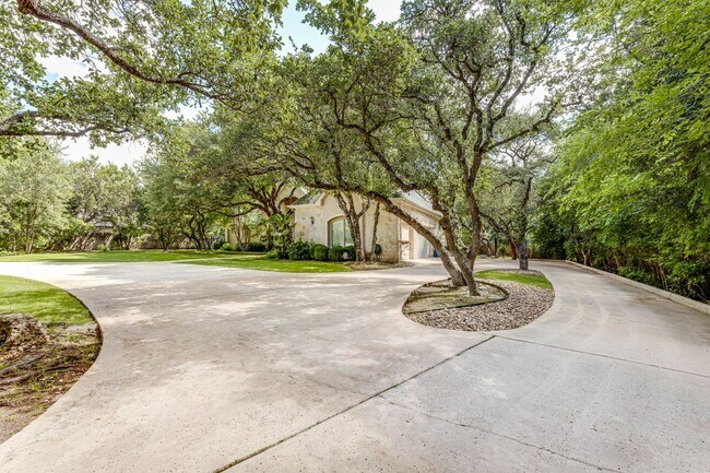 Foto del edificio - BEAUTIFUL 4-BEDROOM EXECUTIVE HOME IN SHAVANO PARK