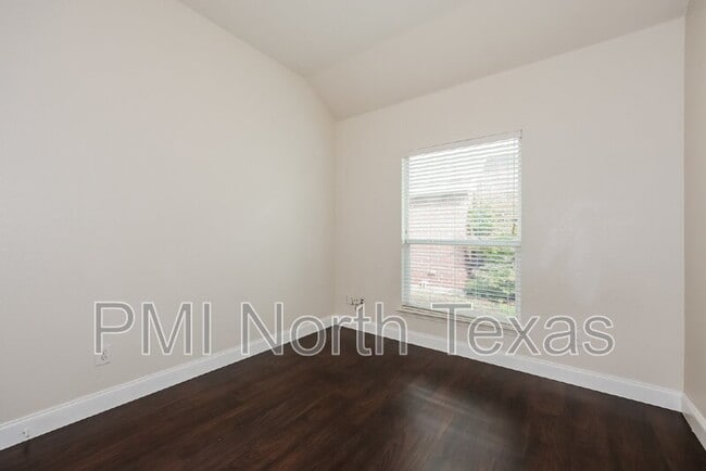 Building Photo - 6004 Lakecrest Dr