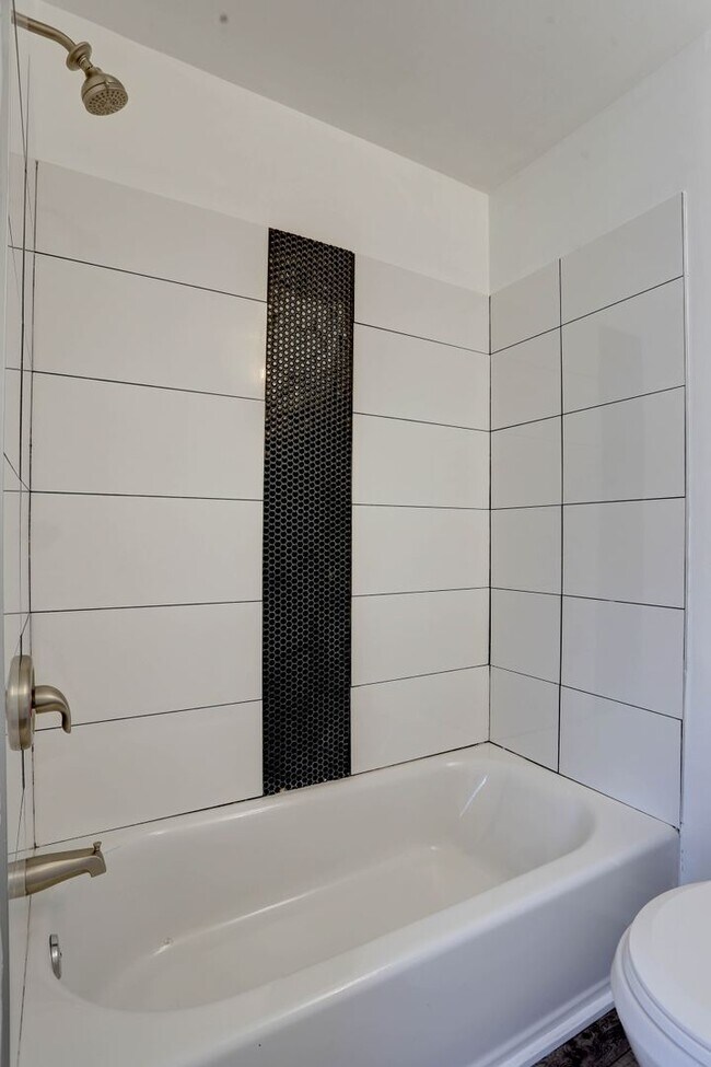 Foto del edificio - Renovated Single Family 2BR+2Bonus Rm/2.5BA Home in the Heart of Waverly