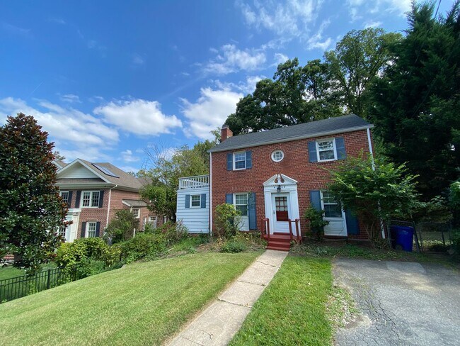 Foto del edificio - 3 Bed Brick Colonial Just Blocks from Red ...