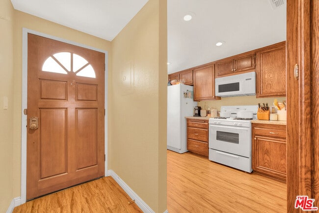 Building Photo - 5624 Las Virgenes Rd