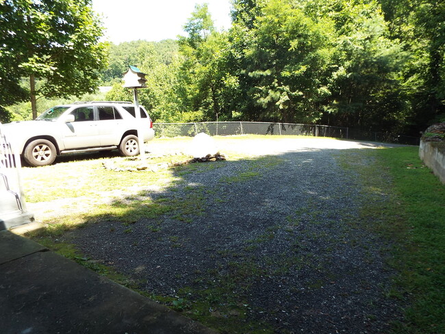 Building Photo - Great condition 3 BR 2 BA home off East Fo...