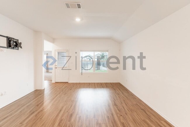 Building Photo - 206 Silver Glen Dr