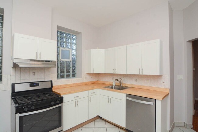Foto del edificio - 2216 W Belmont Ave